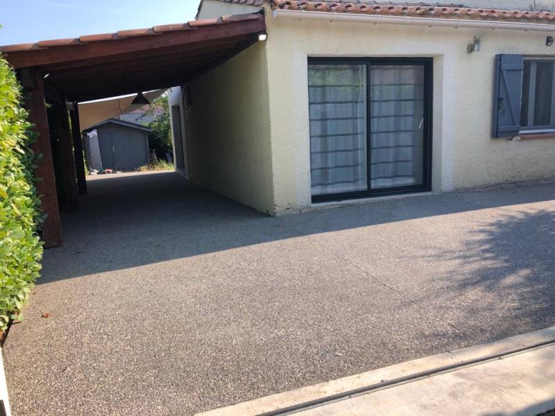 Terrasse en béton désactivé dans une villa individuelle dans le 13