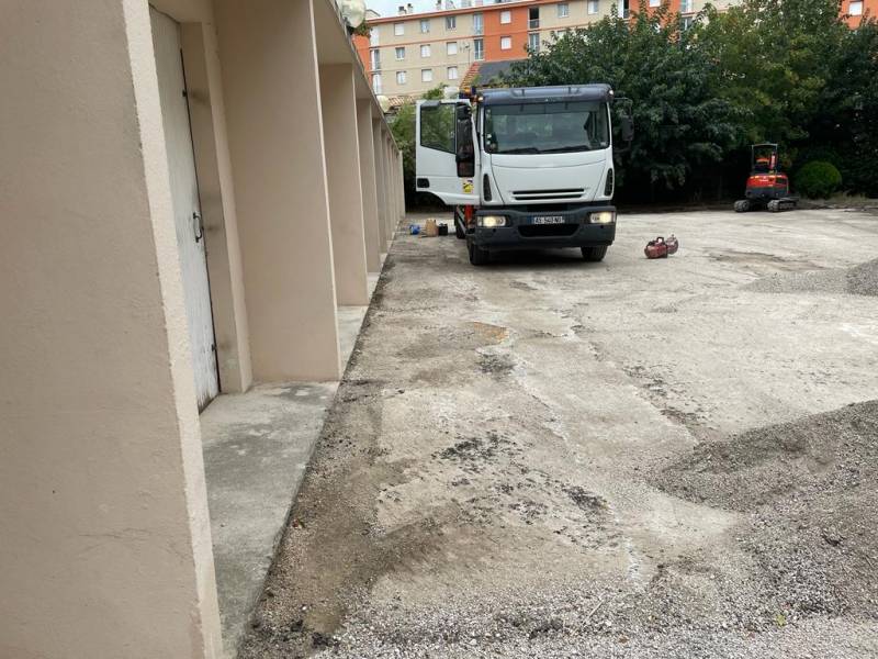 Réalisation d'un parking en enrobé noir par entreprise spécialisée dans le 13