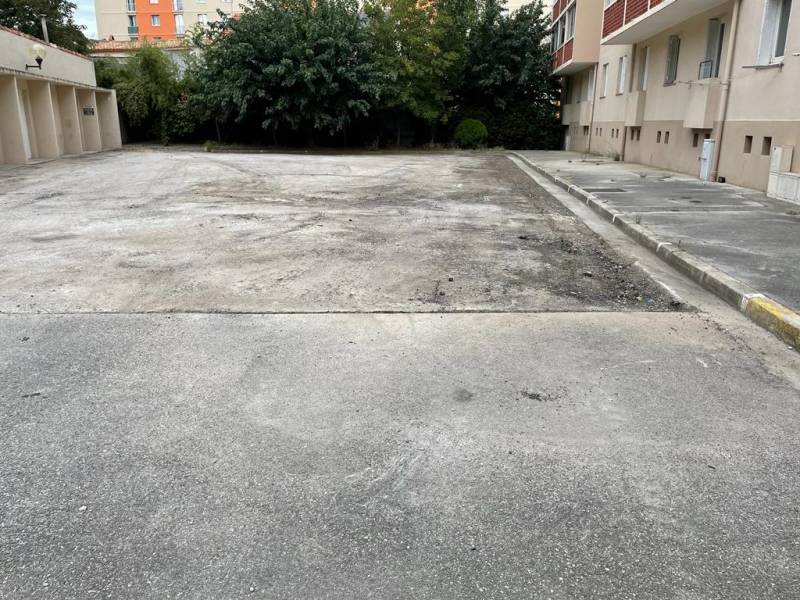 Décapage de l'ancien enrobé dégradé pour réfection parking dans le 13