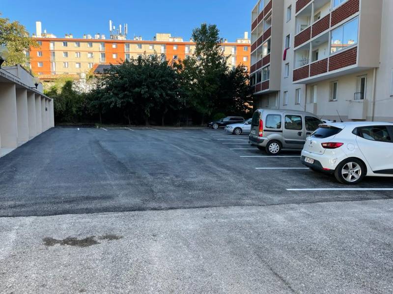 Parking dans une copropriété en enrobé noir à Aubagne