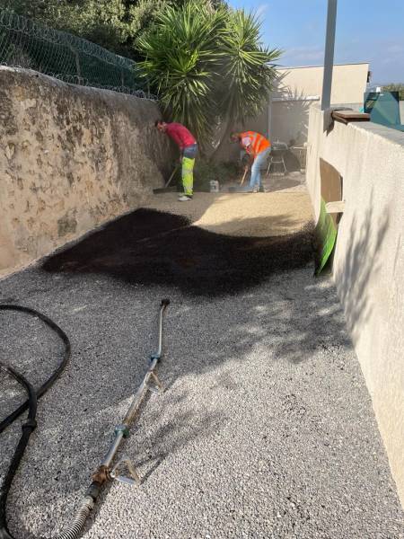 Application du gravier beige sur émulsion