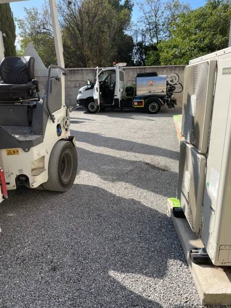 Répandeuse et compacteur pour chantier de bicouche à Marseille