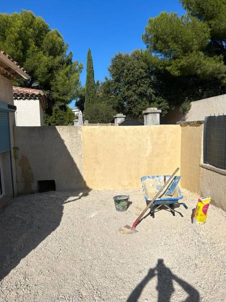 Enduit sur mur de parpaing dans les Bouches du Rhône