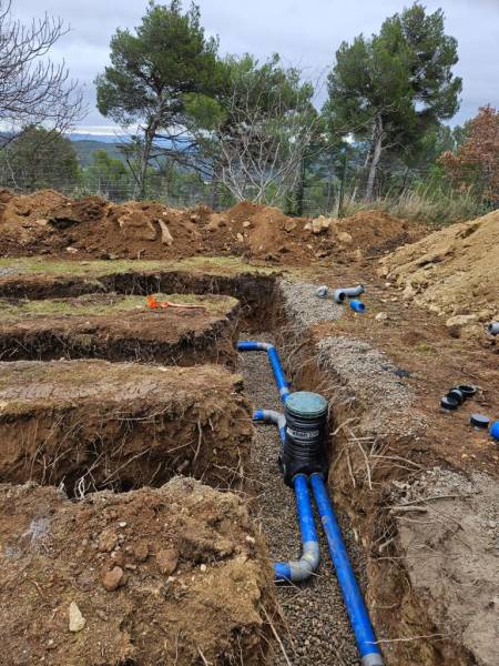 création des tranchées d'épandage selon précunisation du bureau d'étude dans les bouches du rhône