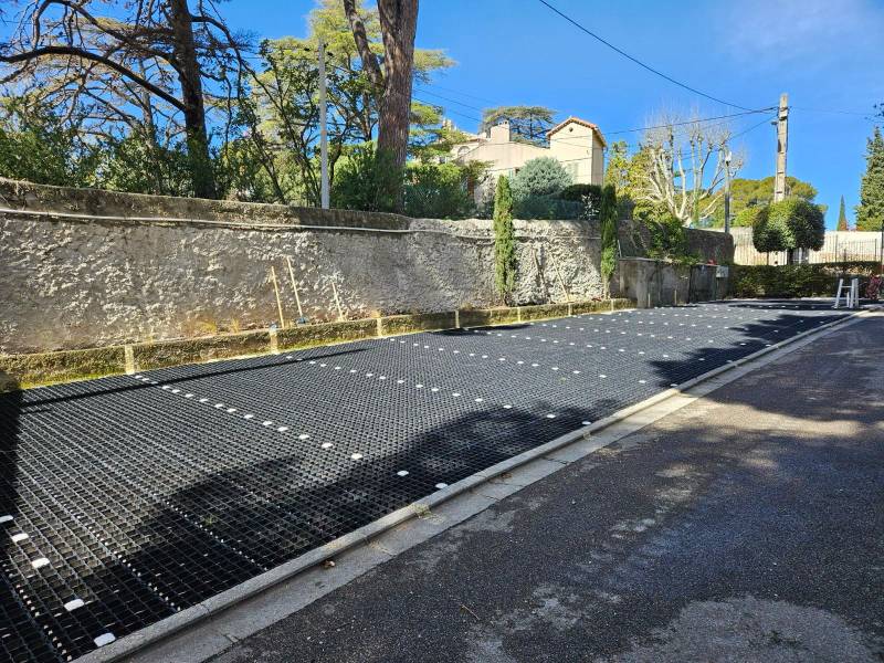 Parking en dalles stabilisatrices à gravier 