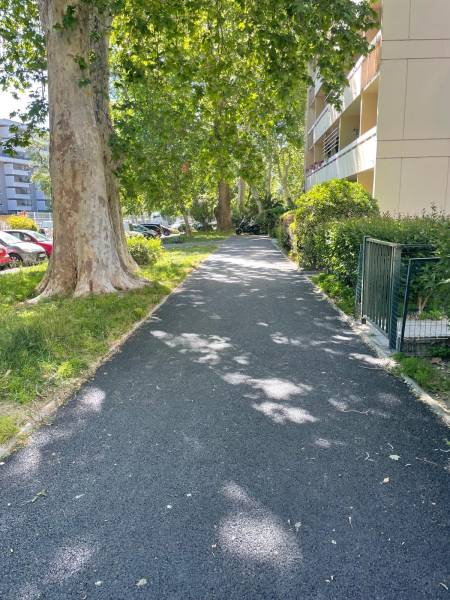 Reprise des allées d'une copropriété en enrobé noir dans le 13