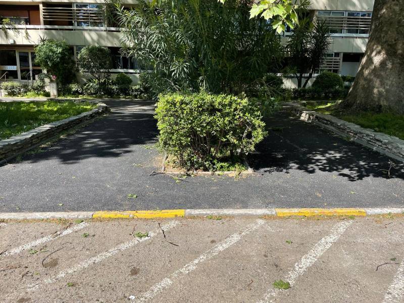 Chantier pour pose d'enrobé noir dans une copropriété à Marseille 