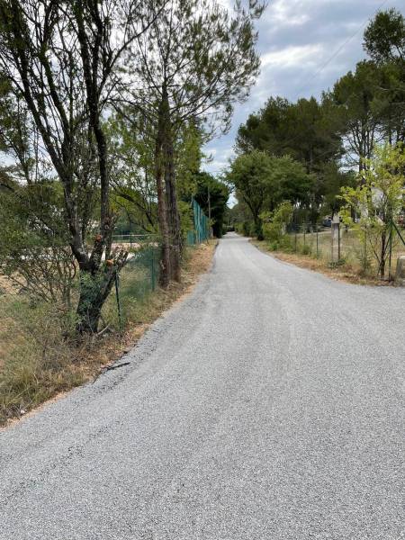 Chemin de campagne en bicouche à Rousset