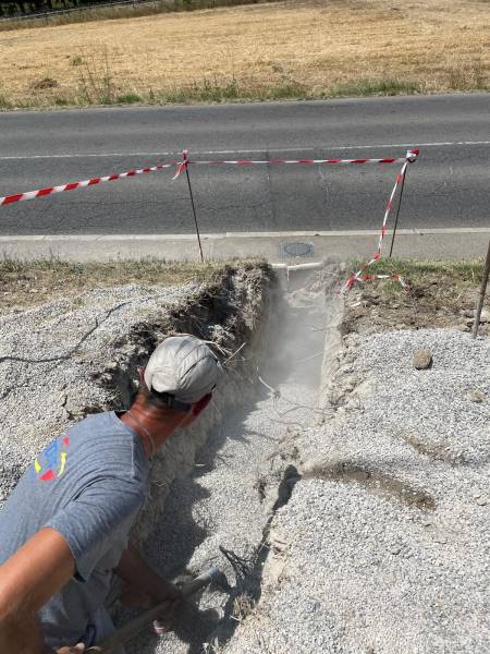 création de tranchée pour pose de tuyau de raccordement tout à l'égout dans le 13