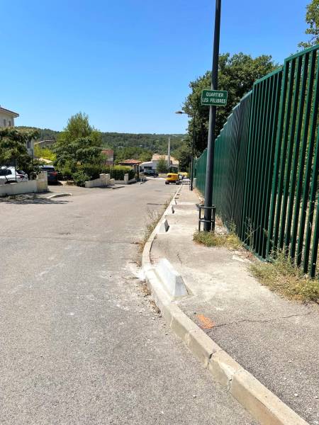 Comment empêcher le stationnement sauvage des véhicules sur un trottoir ?