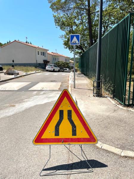 Chantier de pose de bordures anti-stationnement 