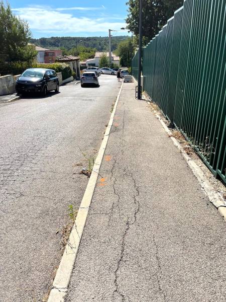 Protection des piétons avec pose de bornes anti stationnement en béton à Fuveau