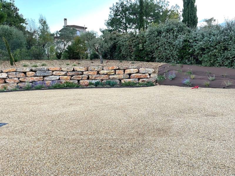 Travaux de bicouche avec gravier beige pour villa individuelle à Cabriès