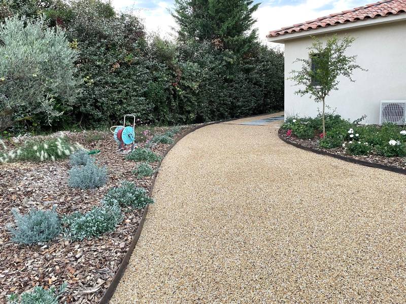 Application d'un bicouche en gravier beige chez un particulier à Calas