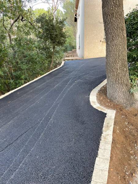Enrobé noir pour accès à villa dans le 13