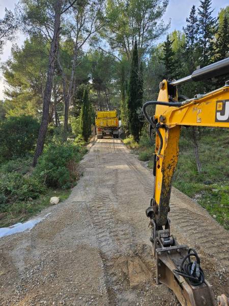 Travaux préparatoires avant pose d'enrobé par Réseau TP, société spécialisée dans le goudronnage
