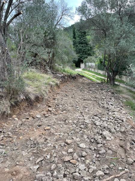Préparation du sol avant pose d'enrobé noir pour une villa individuelle à Carry-Le-Rouet dans le 13