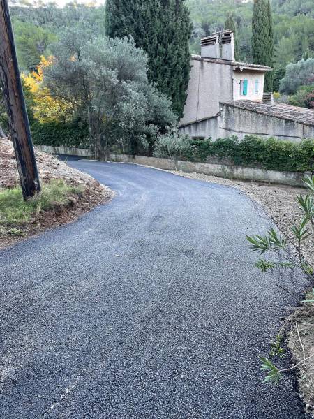 enrobé noir pour chemin de villa particulière à cassis dans le 13