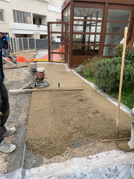 Chantier de pose de béton poreux dans le 13