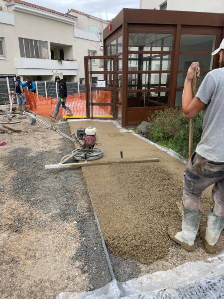 Chantier de béton drainant pour une copropriété près de Marseille