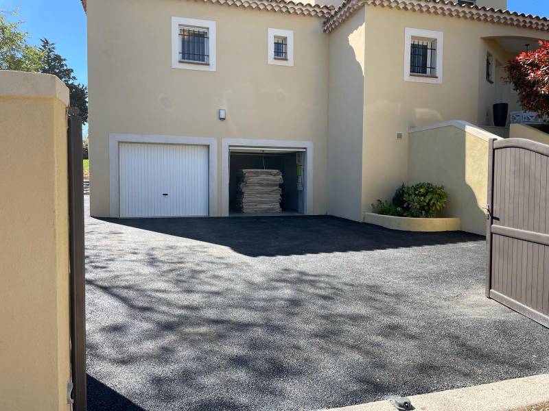 Accès villa en enrobé noir 