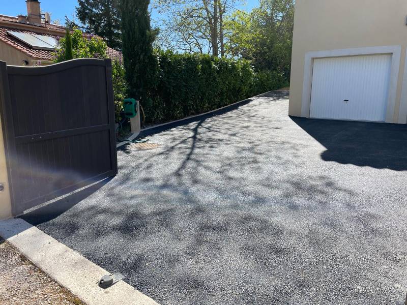 Réfection d'entrée de villa en enrobé par agence de travaux publics spécialisée à Saint Savournin dans le 13
