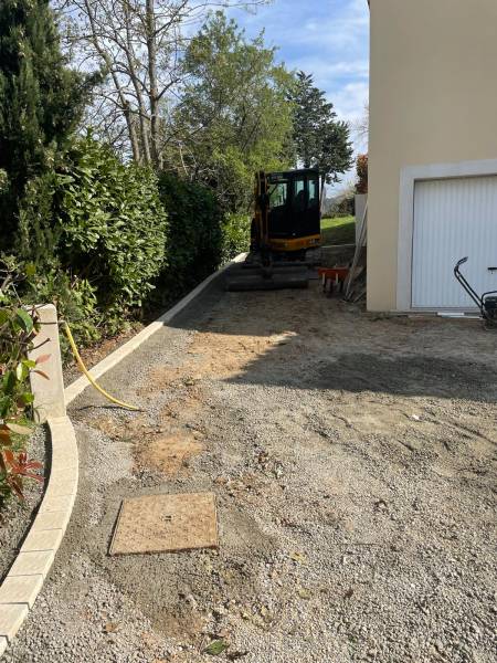 Nivellement du sol avant pose d'enrobé par Réseau Tp dans le 13