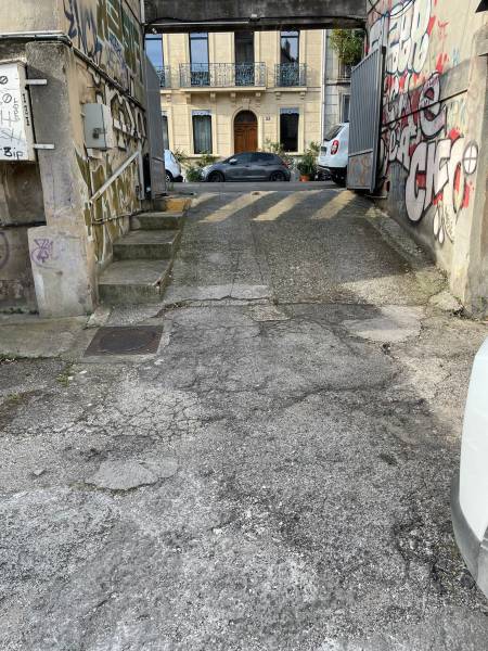 Réfection en enrobé noir  des accès à des garages privés pour une copropriété à Marseille