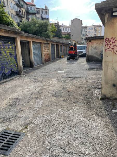 Réfection en enrobé noir  des accès à des garages privés pour une copropriété à Marseille
