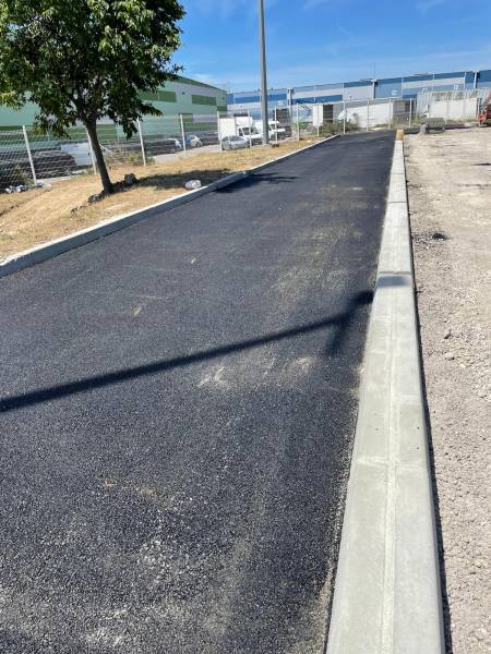 Route en enrobé noir avec bordures dans le 13