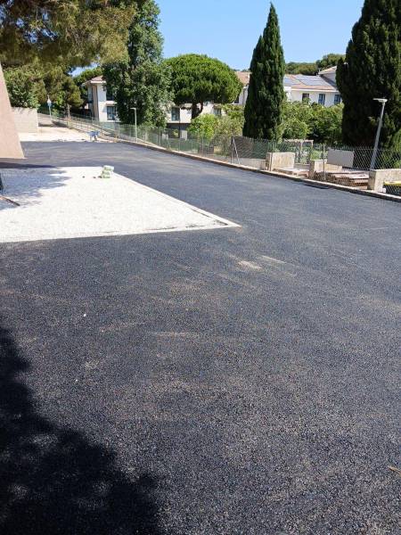 Goudronnage noir pour accès parking dans une copropriété à Martigues