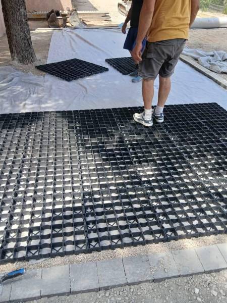 Pose de dalles à gravier sur voile géotextile à Martigues dans une copropriété