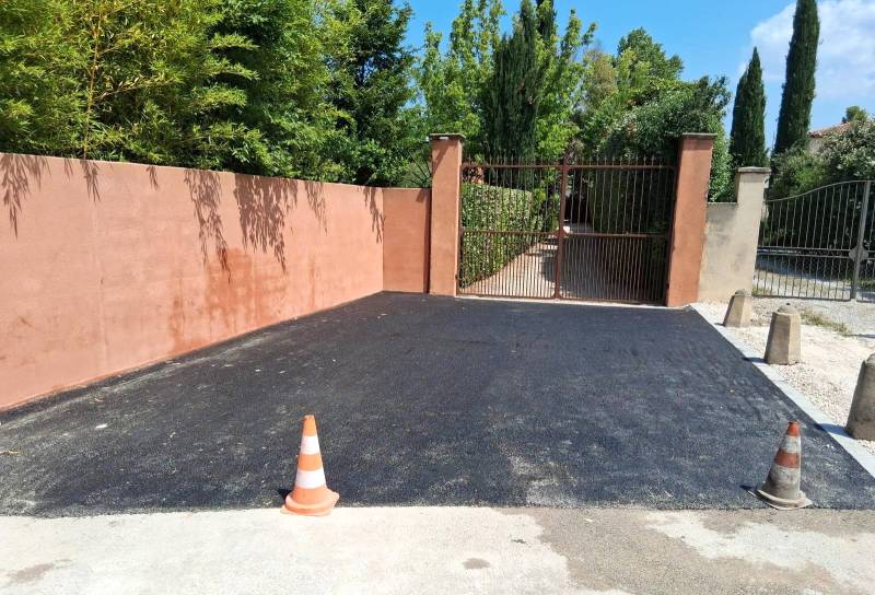 Entrée de villa individuelle en enrobé pour passage véhicule