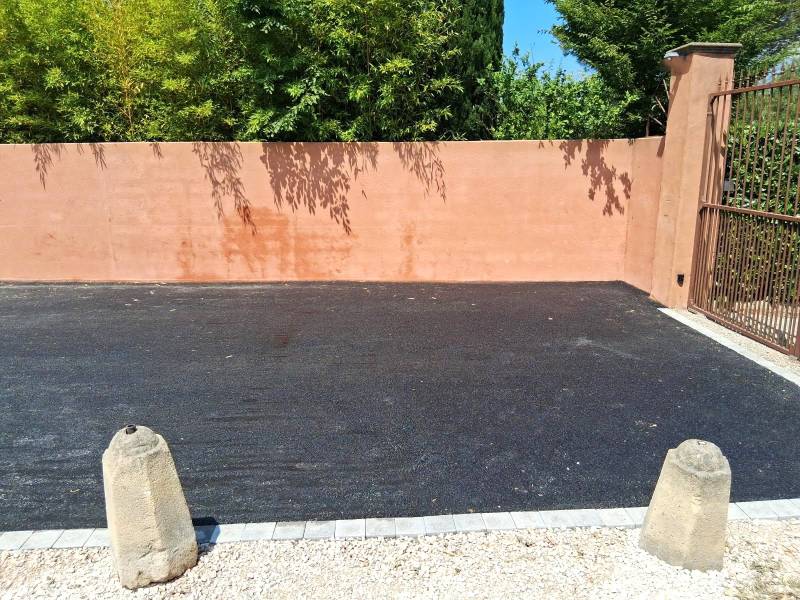 Entrée en enrobé dans le 13