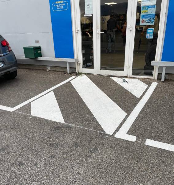 Marquage au sol, zébra pour sécurisation de la circulation sur un parking