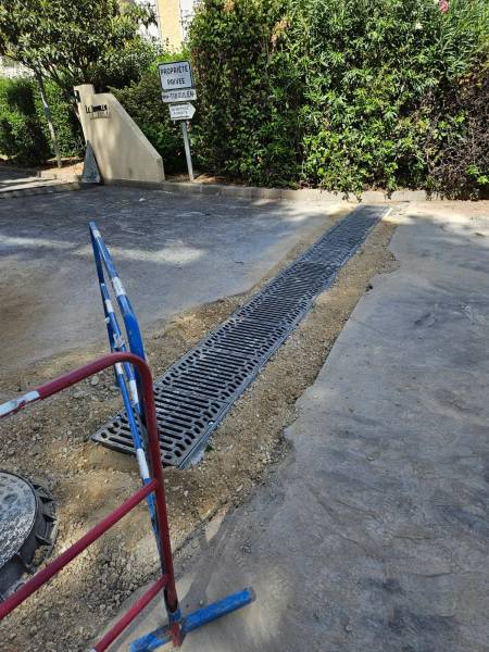 Chantier de création d'un caniveau avec grille en fonte pour une copropriété sur Marseille