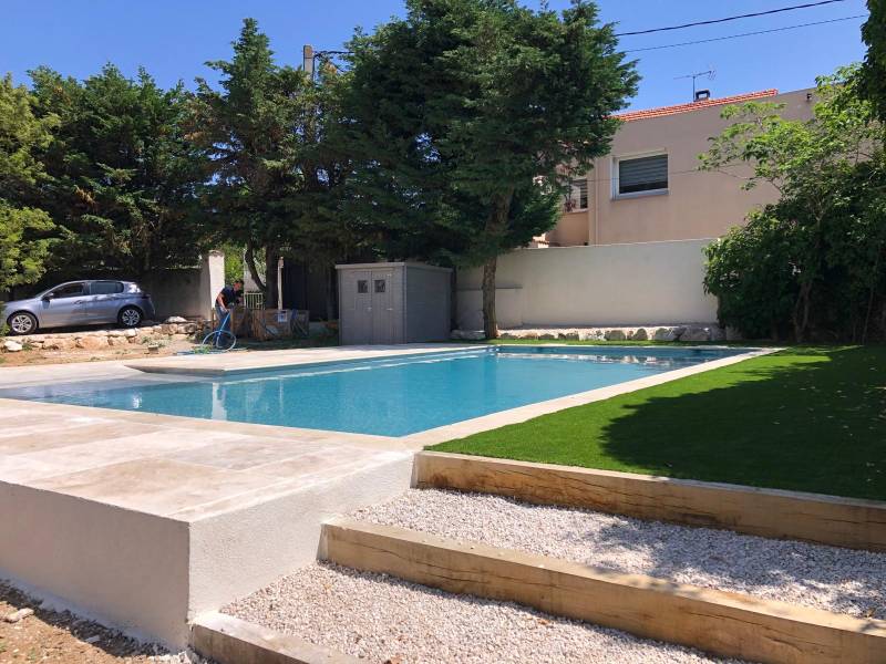 Chantier de pose de gazon synthétique à Marseille