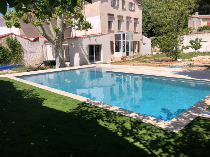 Bord de piscine en gazon synthétique par entreprise du 13