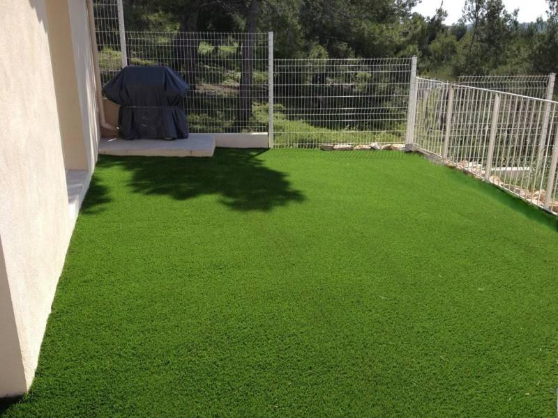 Devis pour mise en place de gazon artificiel à Meyreuil
