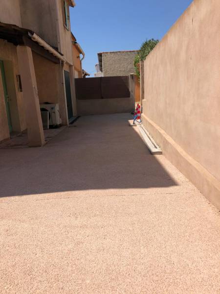 Application d'un béton désactivé rose chez un particulier à Marseille