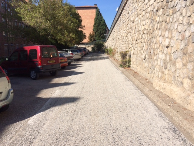 Voie de circulation en bicouche gris clair