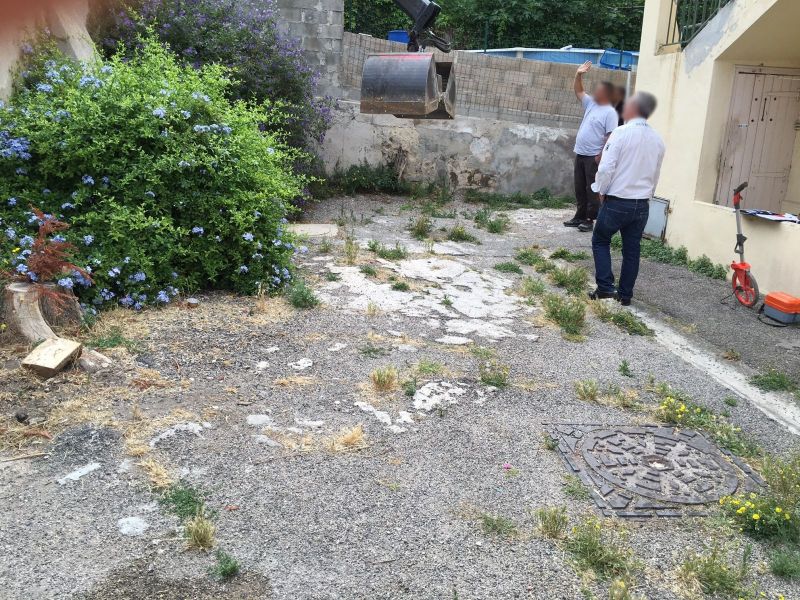 Cour avant travaux le béton est tout abîmé