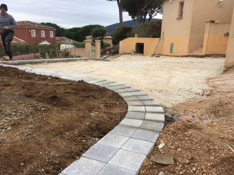 Pose des bordures et reprofilage de la surface en grave à Calas 
