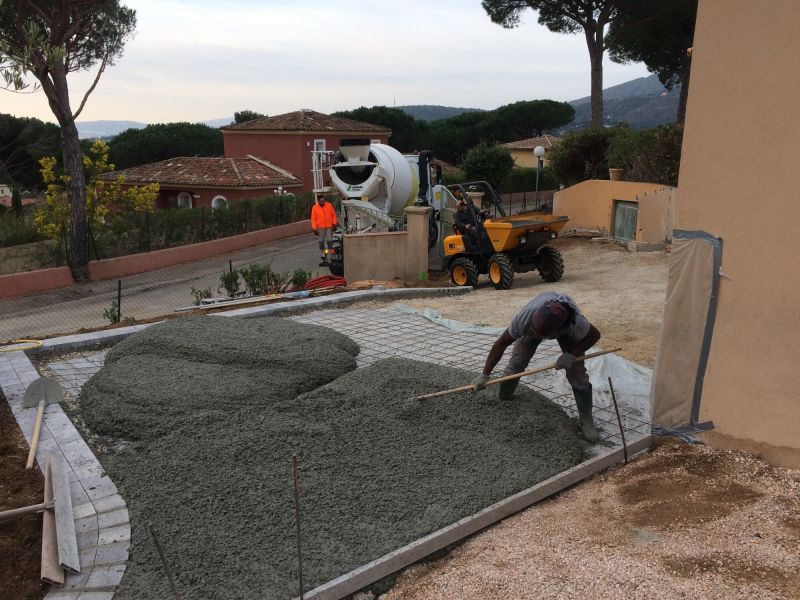 Le béton est tiré manuellement