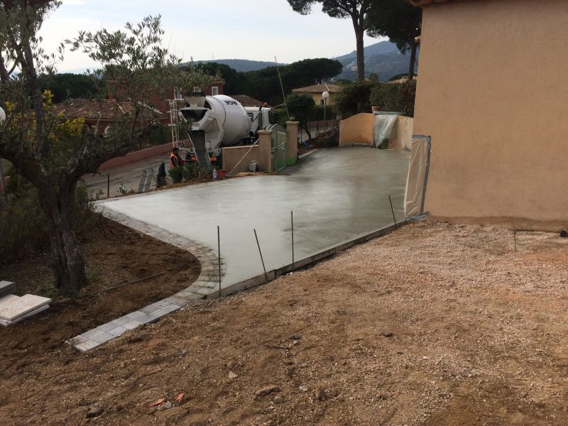 Allée en béton une fois lissée