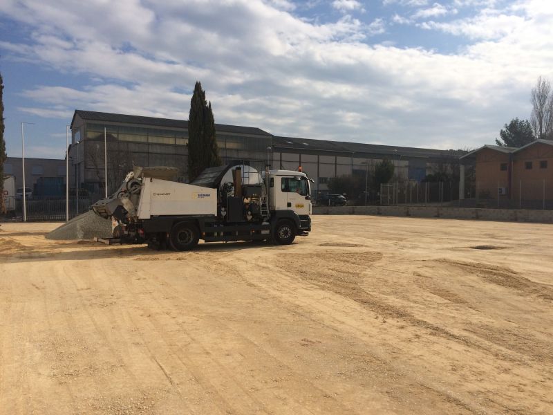 chargement du PATA avec les gravillons pour la première couche d'emulsion