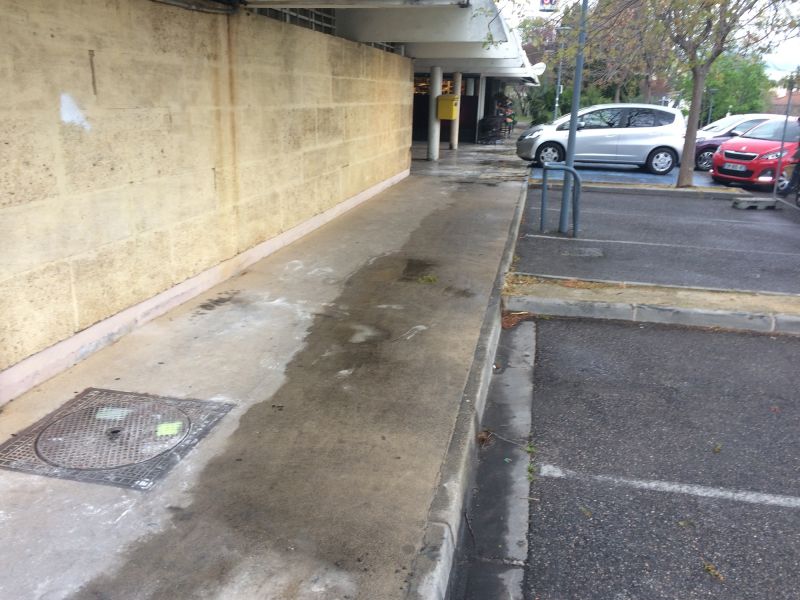 Trottoirs du centre commercial avant réfection à Aix en Provence
