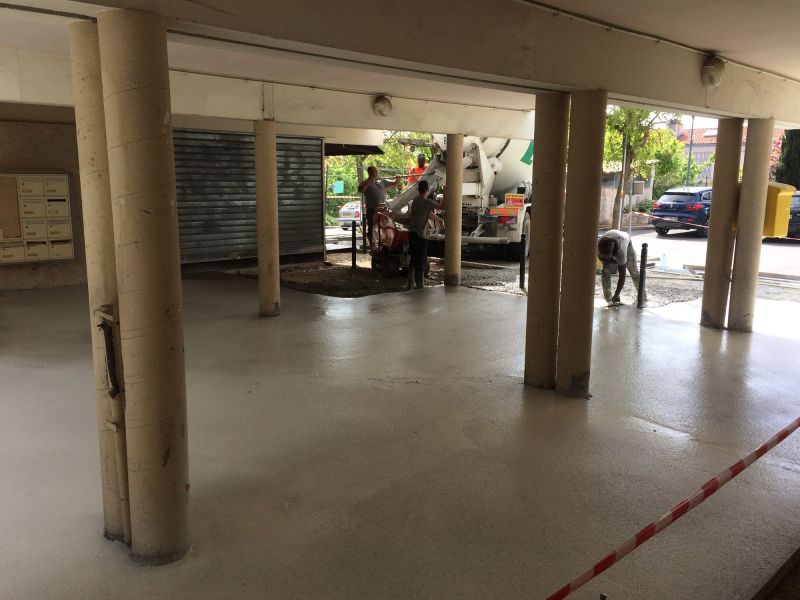 Coulage du béton devant les commerces