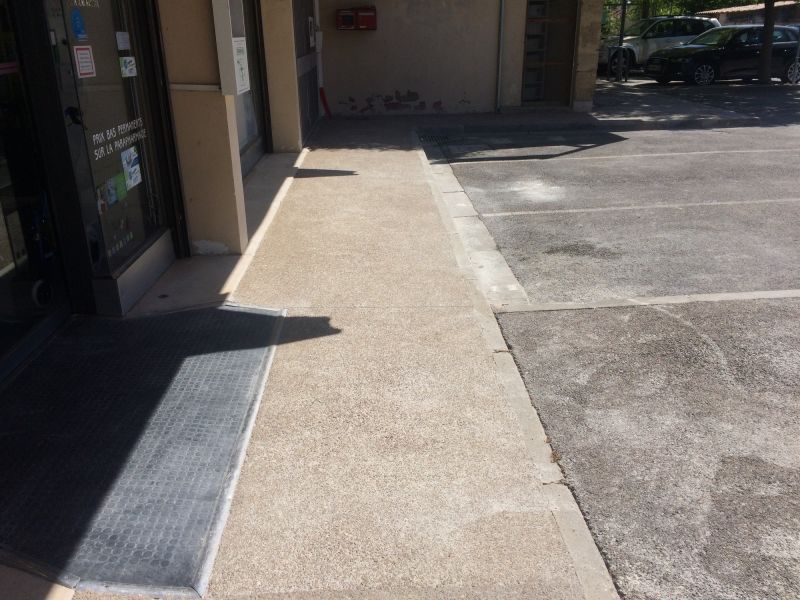Création de rampe d'accès PMR devant les commerces d'une résidence dans les Bouches du Rhône