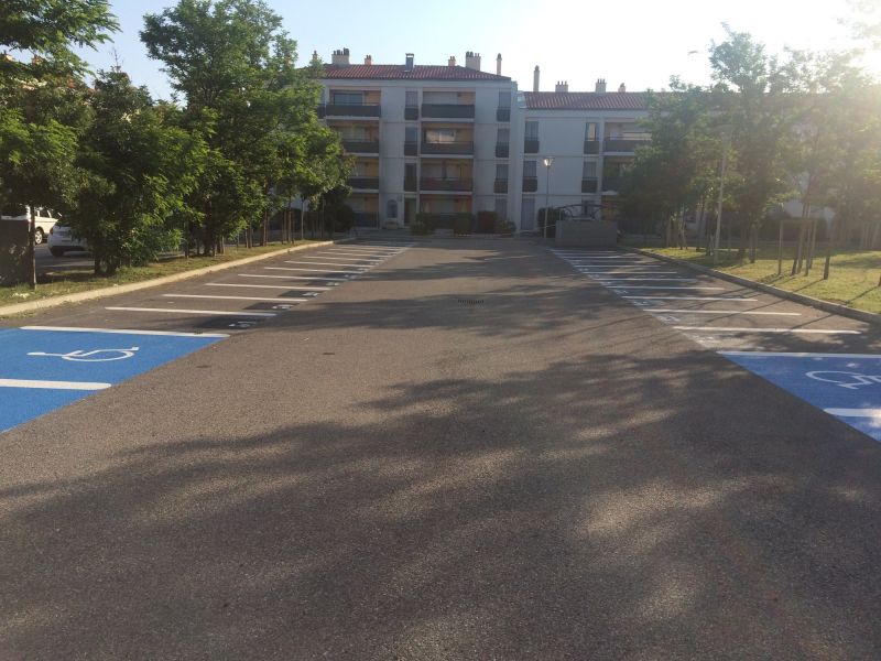 Parking de la résidence à Salon de Provence avec nouvelles places tracées